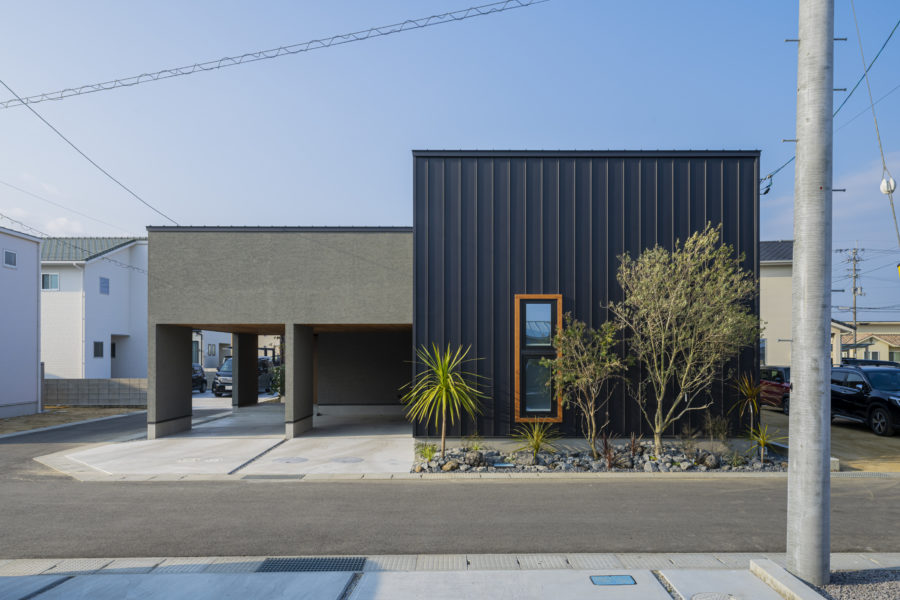 遊び心と上質感が共存するシンプルモダンハウス